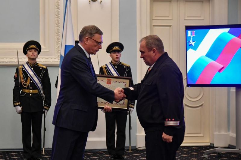 В Омске передали звезду Героя России семье офицера, погибшего в ходе СВО В Омске передали звезду Героя России семье офицера, погибшего в ходе СВО