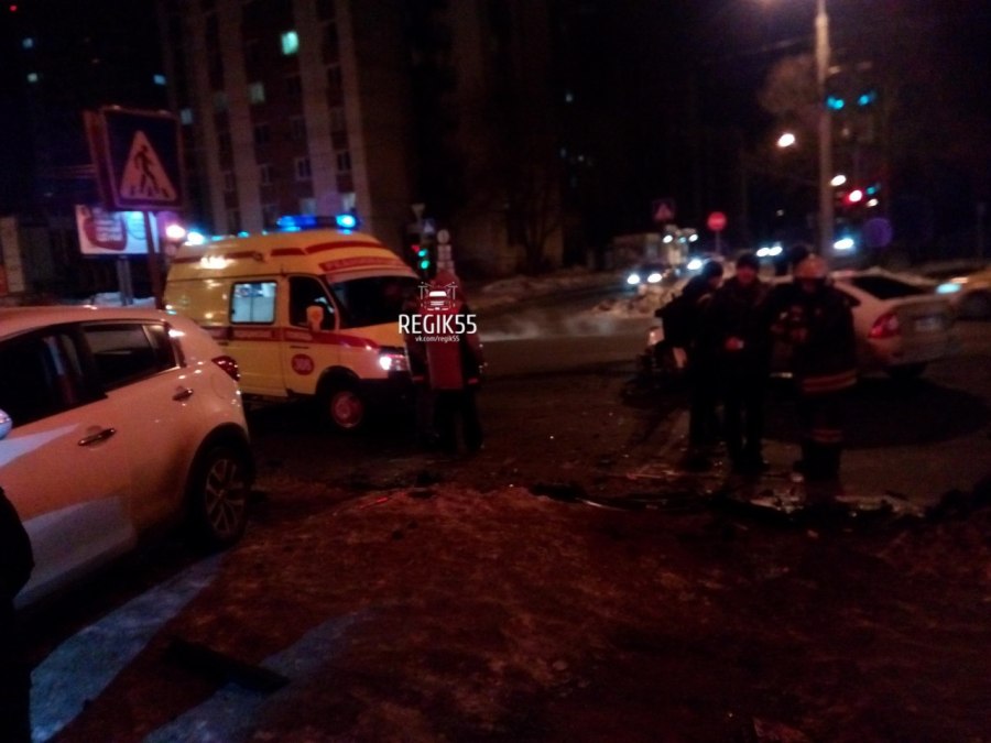 В Омске таксист с пассажирами угодил в мощное ДТП В Омске таксист с пассажирами угодил в мощное ДТП