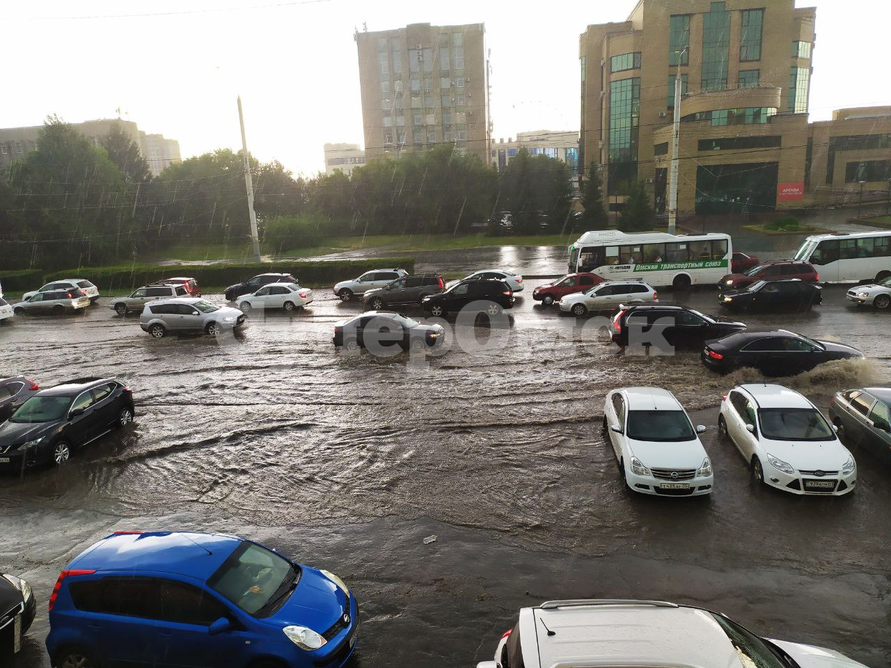 Из-за ливня в Омске затопило центральные улицы Из-за ливня в Омске затопило центральные улицы