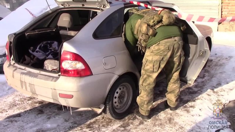 У подозреваемых в покушении со взрывчаткой на омский банкомат в машине нашли вещество, похожее на тротил У подозреваемых в покушении со взрывчаткой на омский банкомат в машине нашли вещество, похожее на тротил
