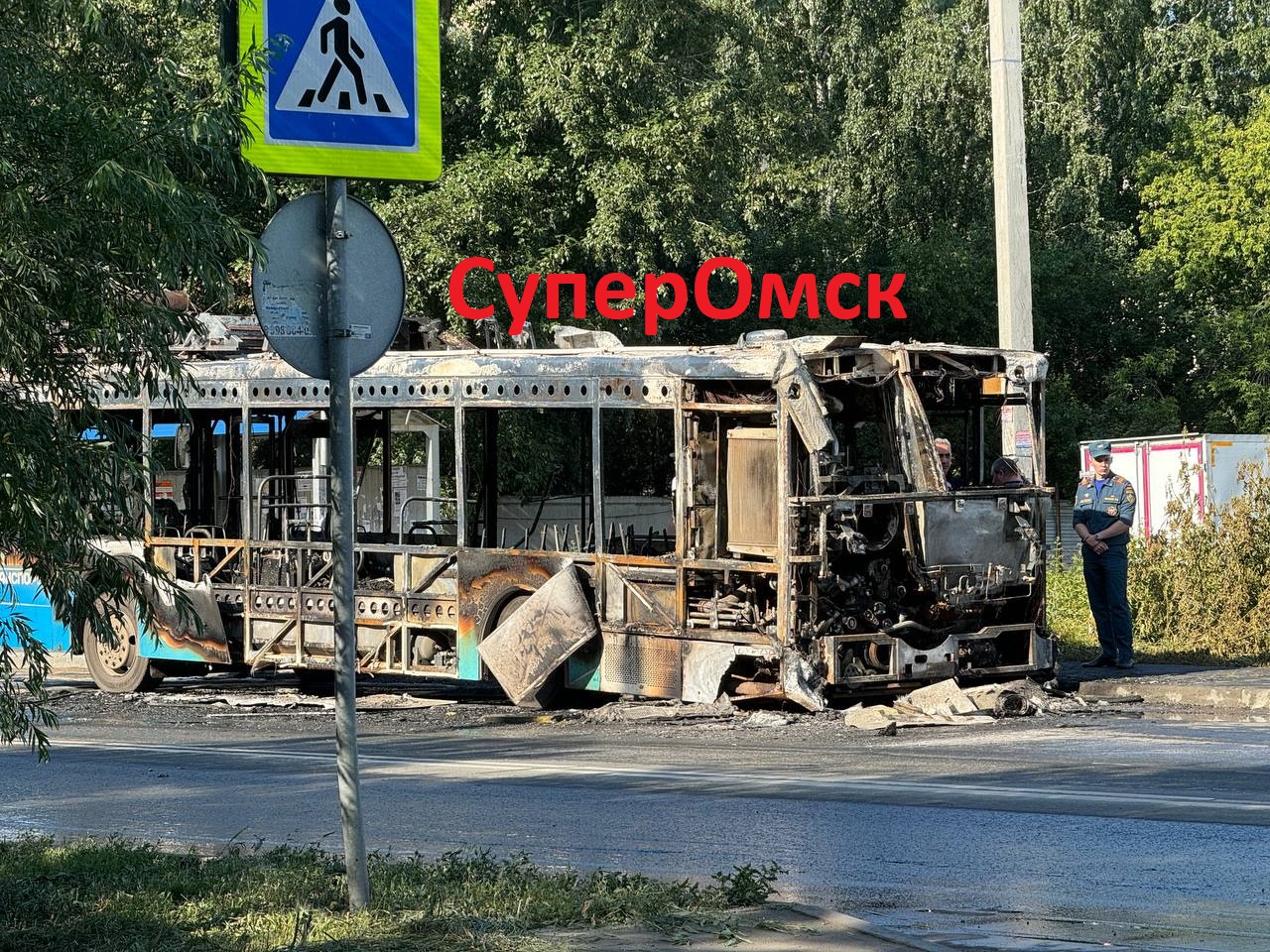 Появились кадры сгоревшего возле остановки в Омске пассажирского автобуса Появились кадры сгоревшего возле остановки в Омске пассажирского автобуса