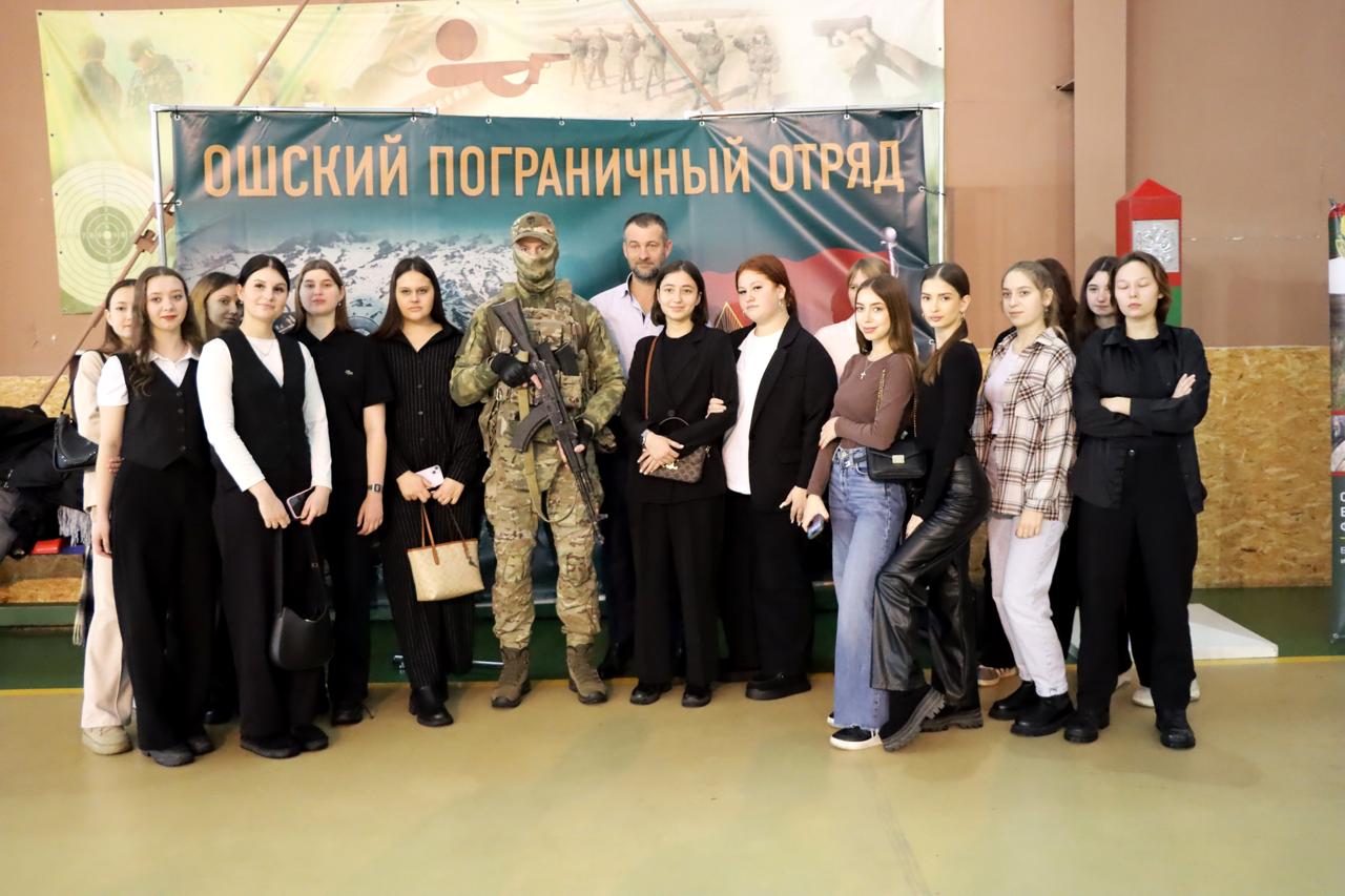Омские пограничники показали трофейные дроны ВСУ Омские пограничники показали трофейные дроны ВСУ