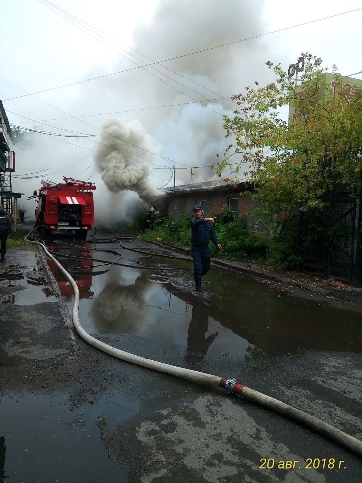 К полыхающему в Омске Ленинскому рынку не может подъехать пожарная машина