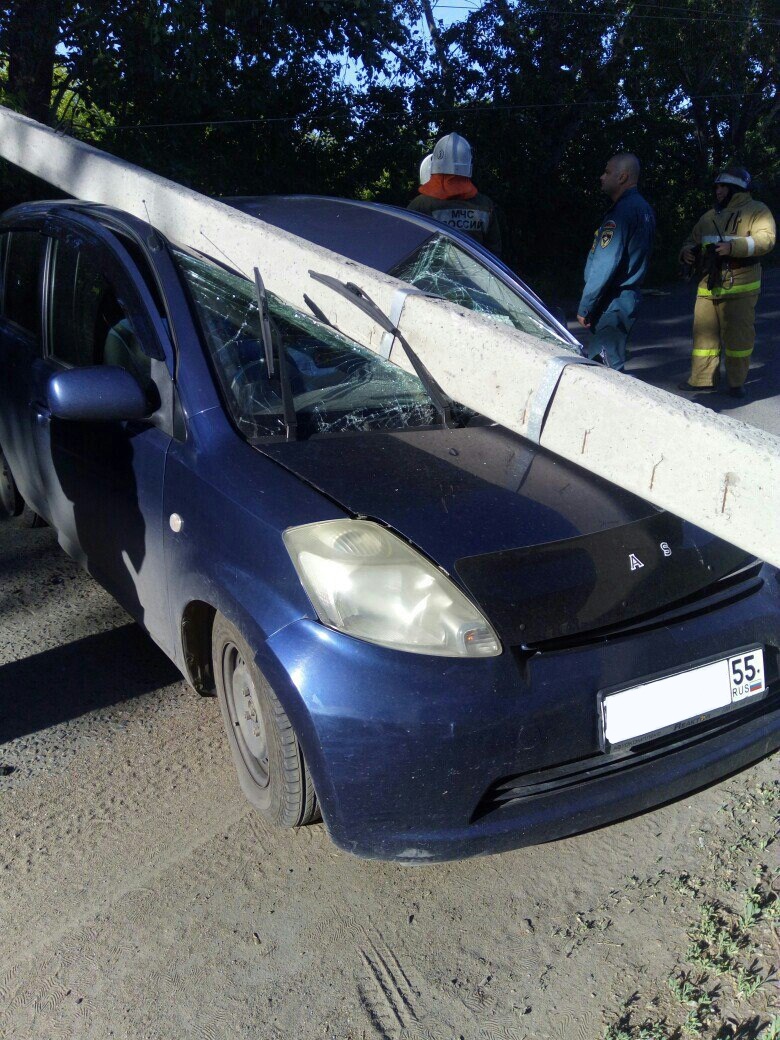 В Омске женщина чудом спаслась из-под раздавившего машину столба В Омске женщина чудом спаслась из-под раздавившего машину столба