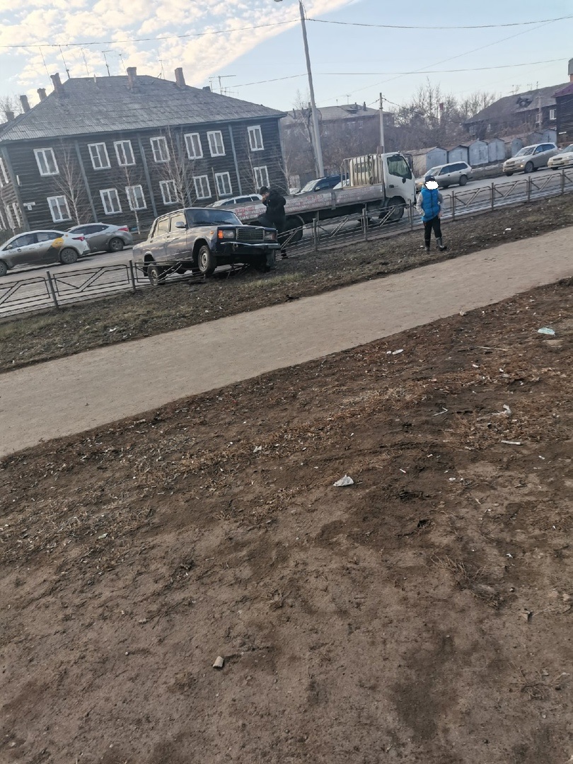 В Омске после неудачного дрифта автомобиль устремился ввысь В Омске после неудачного дрифта автомобиль устремился ввысь