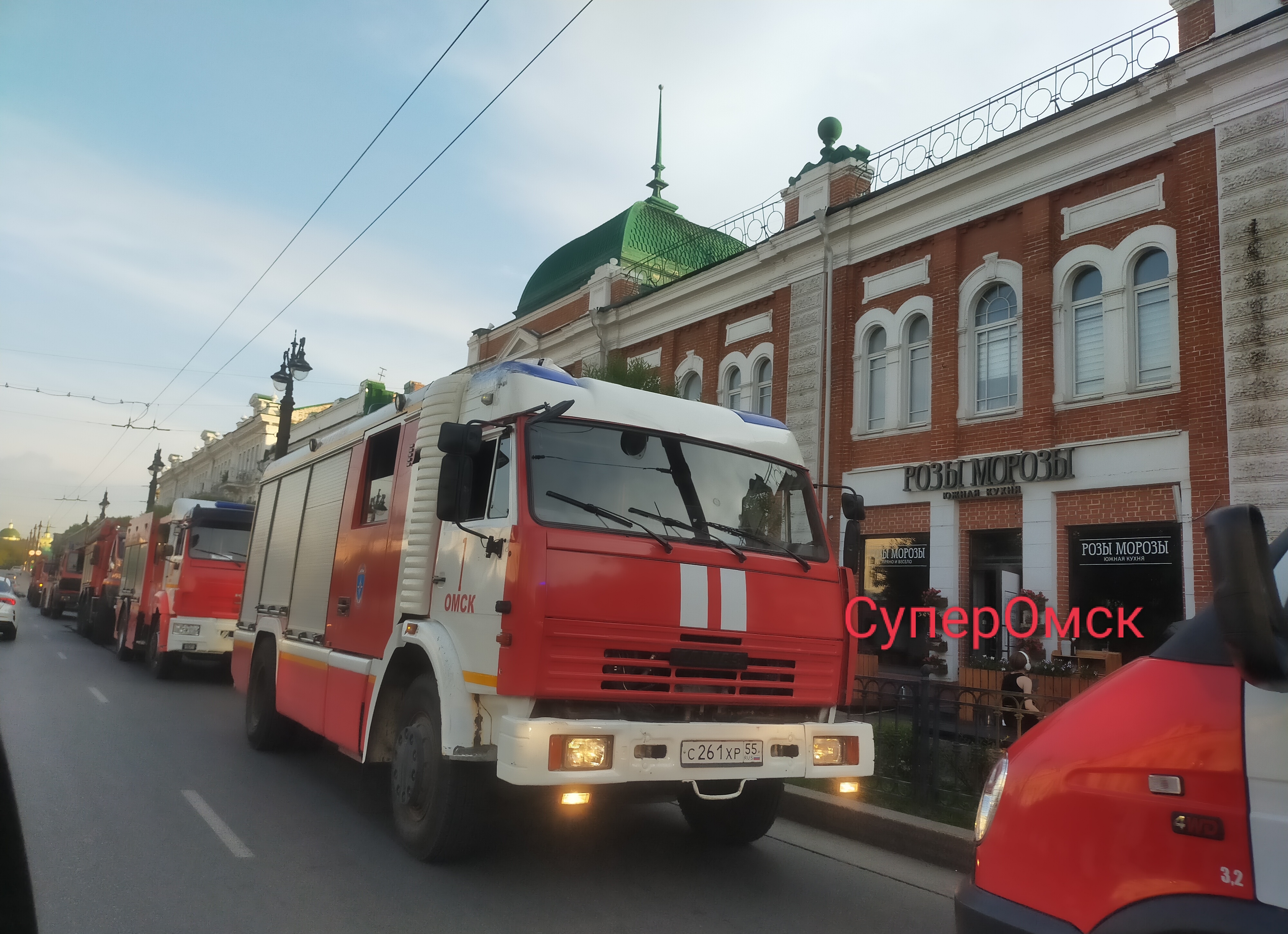 На улице Ленина в Омске загорелось здание с рестораном На улице Ленина в Омске загорелось здание с рестораном