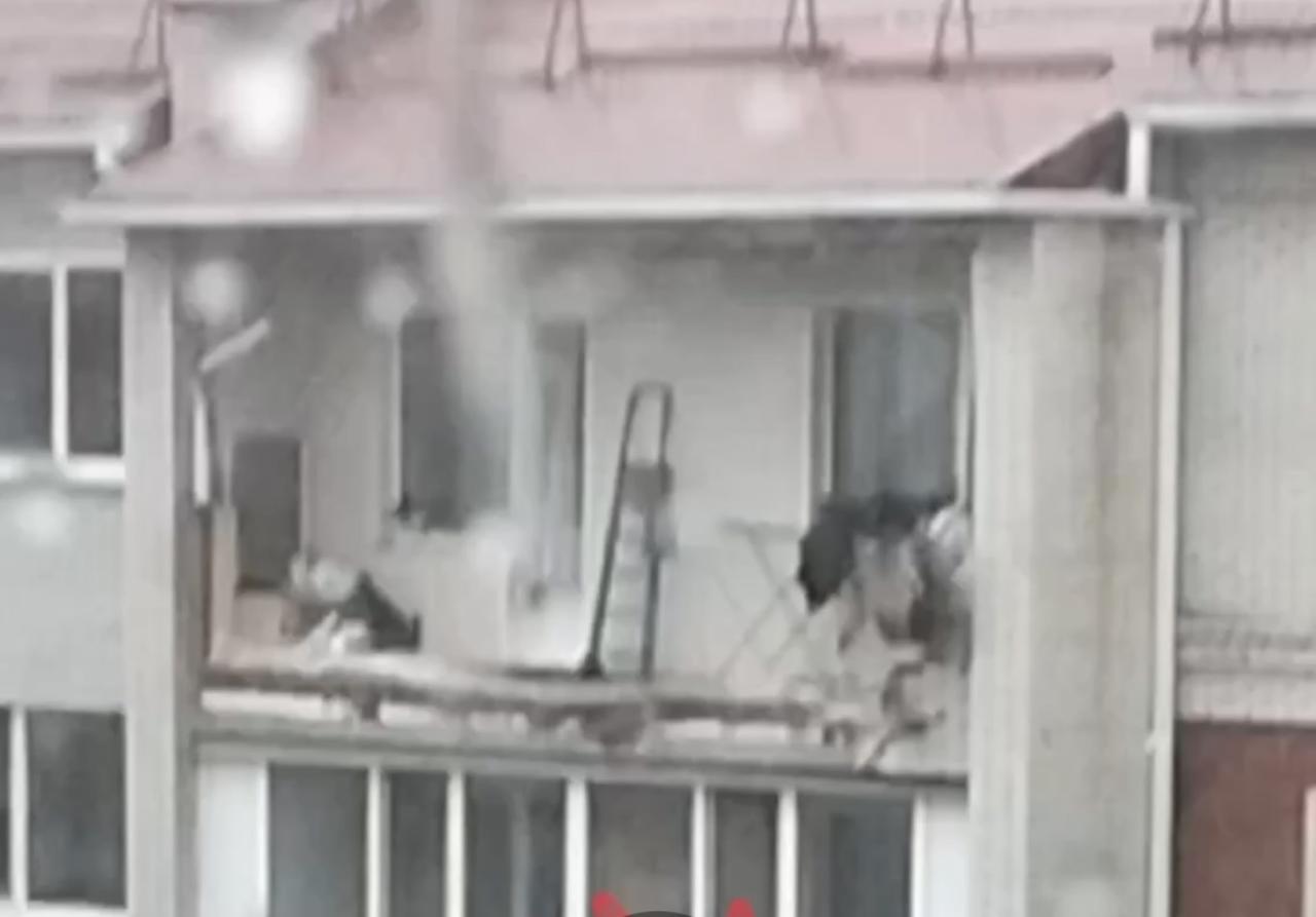 Ураган разнес балконы в омских многоэтажках