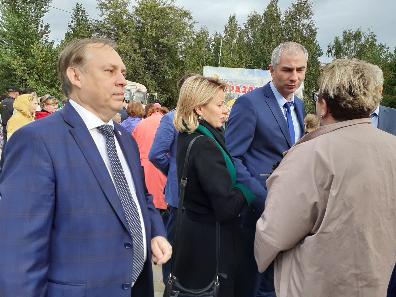 Омские депутаты приняли участие в открытии сквера Молодоженов Омские депутаты приняли участие в открытии сквера Молодоженов