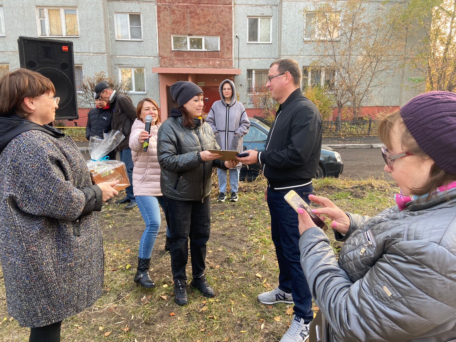 Дмитрий Сахань подарил омичам новую детскую площадку Дмитрий Сахань подарил омичам новую детскую площадку