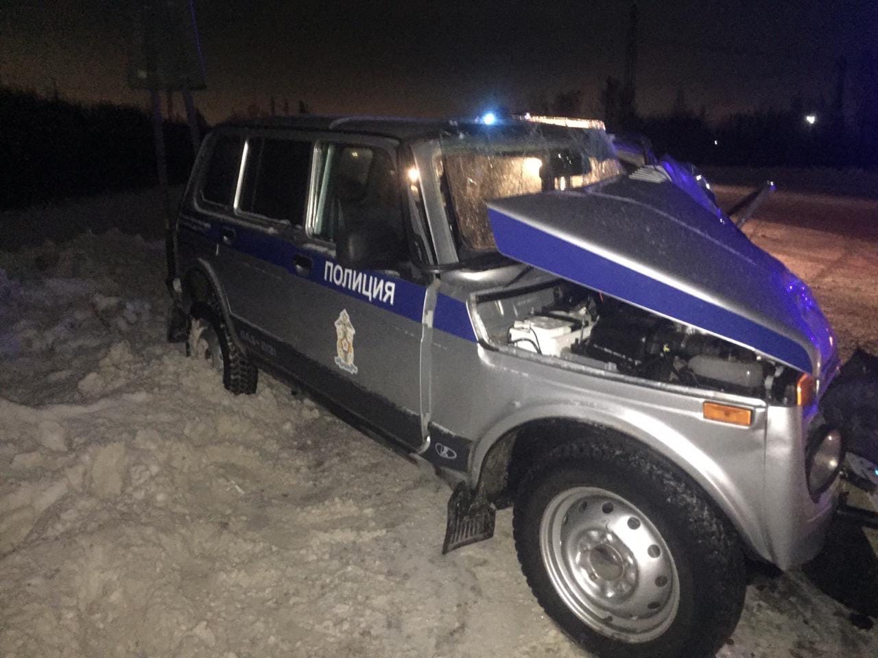 В жесткую массовую аварию на омской трассе вовлекли полицейскую машину