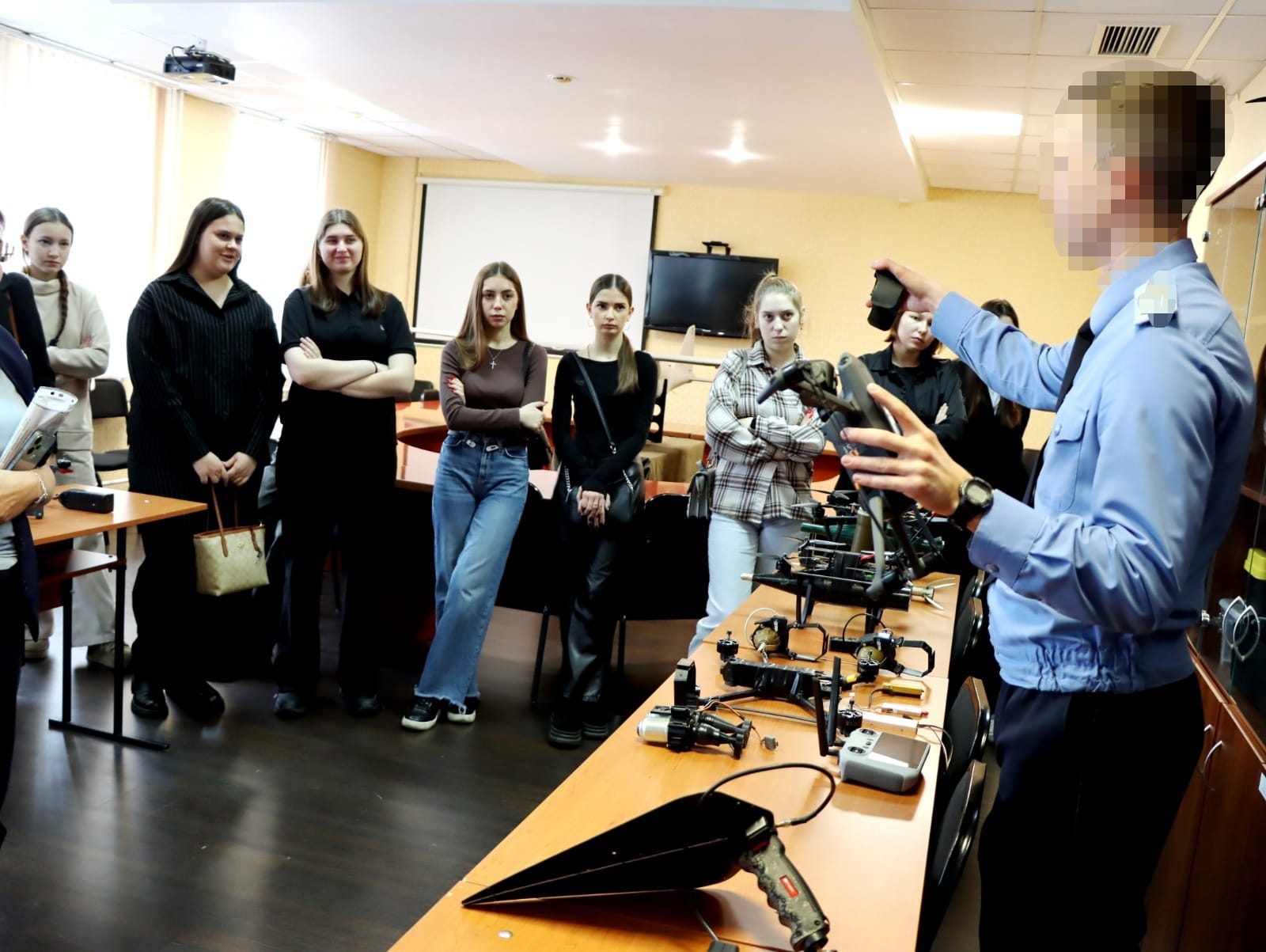 Омские пограничники показали трофейные дроны ВСУ Омские пограничники показали трофейные дроны ВСУ