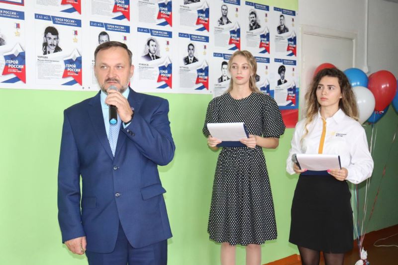В Иртышской школе Омского района появилась Аллея в честь Героев России В Иртышской школе Омского района появилась Аллея в честь Героев России