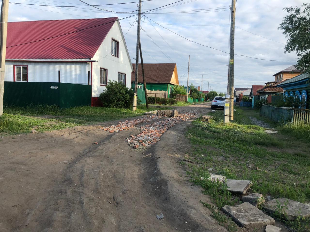 В Омске жители частного сектора перекрыли проезд на нескольких улицах сразу