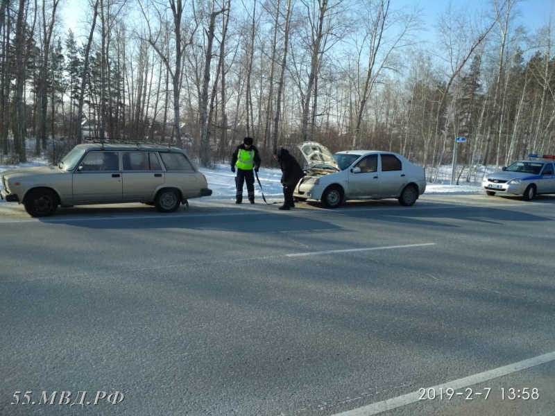 Омские госавтоинспекторы спасли из ледяного плена супружескую пару Омские госавтоинспекторы спасли из ледяного плена супружескую пару