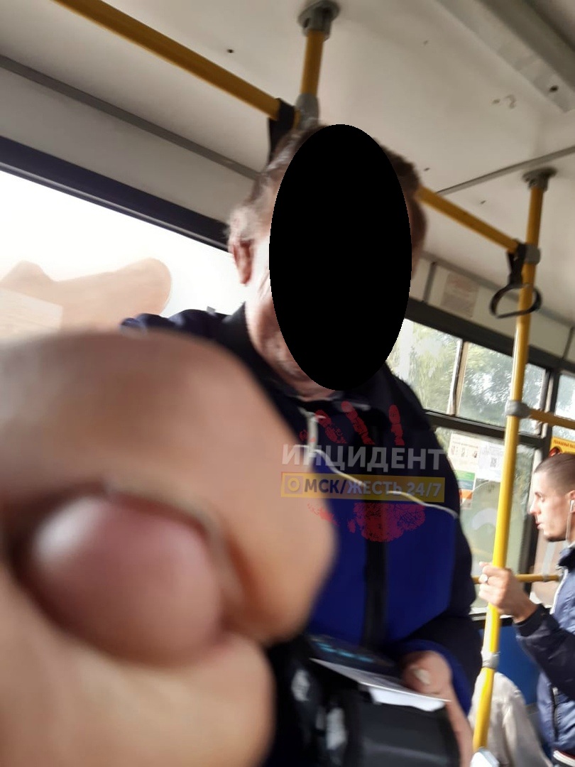 Пассажирка омского автобуса пожаловалась на кондуктора, крутившего фиги Пассажирка омского автобуса пожаловалась на кондуктора, крутившего фиги