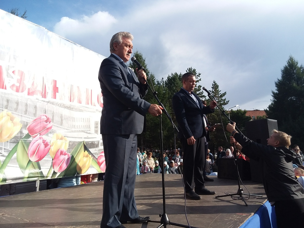 Омские депутаты приняли участие в открытии сквера Молодоженов Омские депутаты приняли участие в открытии сквера Молодоженов