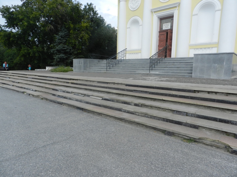 Городской сад в центре Омска: забытая комната в квартире с ремонтом за сотни миллионов рублей
