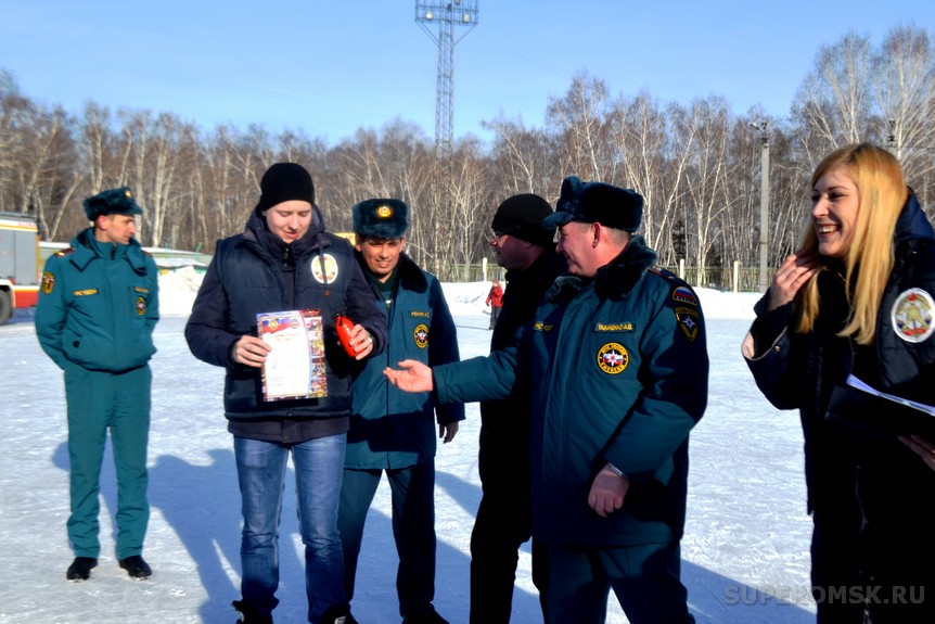 Омские спасатели устроили шоу-тренировку на коньках Омские спасатели устроили шоу-тренировку на коньках