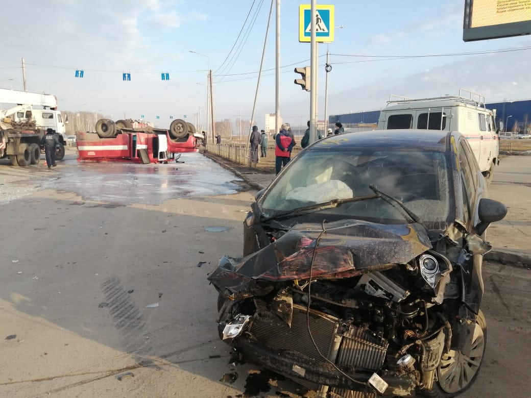 В ДТП с перевернувшимся пожарным автомобилем в Омске все-таки есть пострадавшие В ДТП с перевернувшимся пожарным автомобилем в Омске все-таки есть пострадавшие