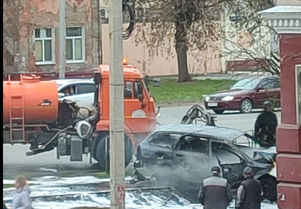 В Омске автомобиль после аварии вылетел на тротуар и загорелся В Омске автомобиль после аварии вылетел на тротуар и загорелся