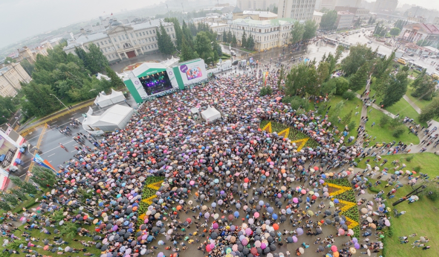 На концерте группы «Сплин» в Омске собрались тысячи зонтиков – фото На концерте группы «Сплин» в Омске собрались тысячи зонтиков – фото