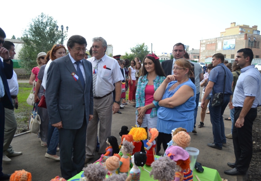 Сквер дружбы народов на один день «сдружил» омских випов Сквер дружбы народов на один день «сдружил» омских випов