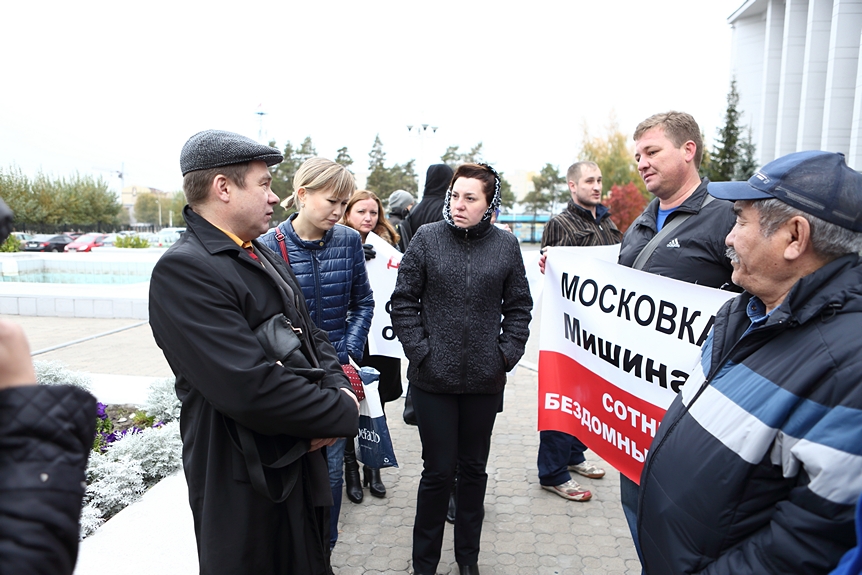 Обманутые дольщики дома на Московке вышли с плакатами к правительству Омской области Обманутые дольщики дома на Московке вышли с плакатами к правительству Омской области