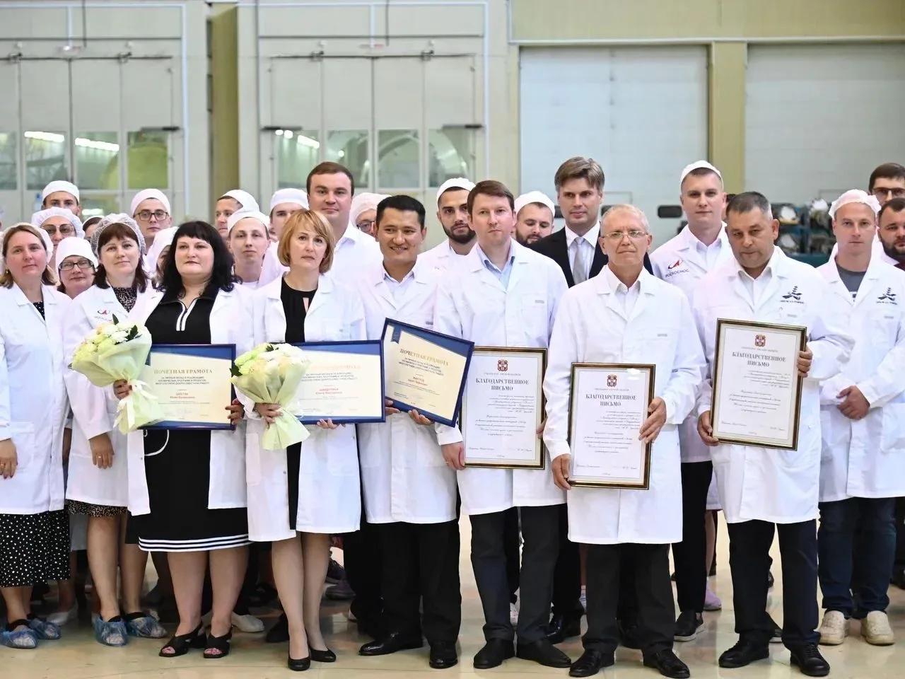 Омский губернатор Хоценко и руководитель Роскосмоса Баканов наградили сотрудников ПО «Полет» Омский губернатор Хоценко и руководитель Роскосмоса Баканов наградили сотрудников ПО «Полет»