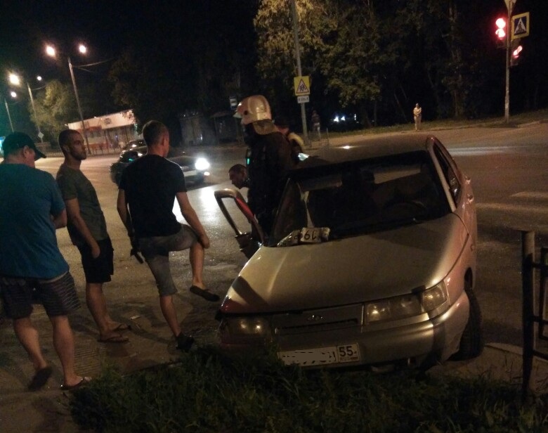 В омском Амуре расхлестались две «Лады» с одинаковыми номерами – ФОТО В омском Амуре расхлестались две «Лады» с одинаковыми номерами – ФОТО