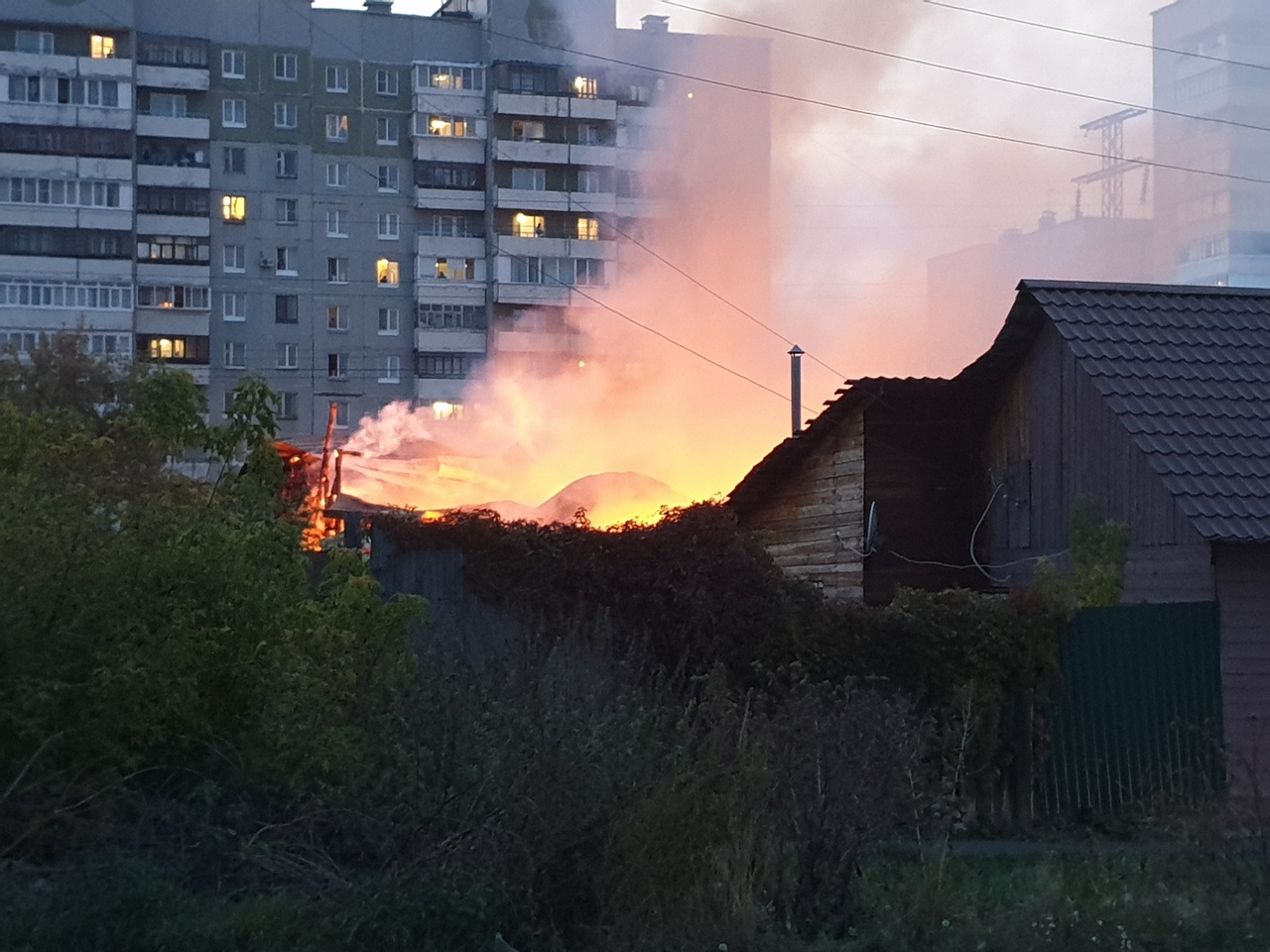 Омские спасатели на площади в 300 квадратных метров тушат крупный пожар в СТО Омские спасатели на площади в 300 квадратных метров тушат крупный пожар в СТО