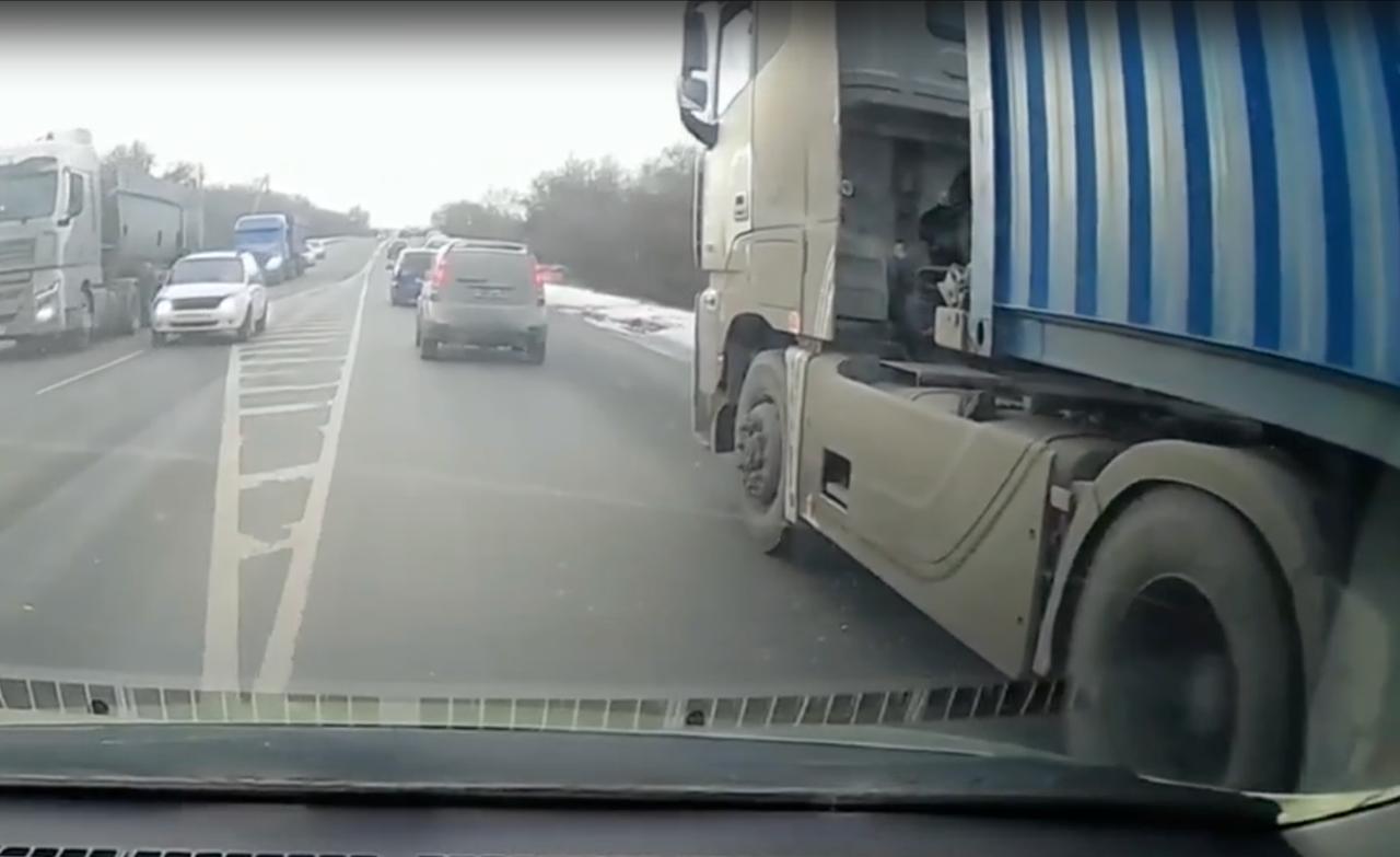 Омичка поделилась болью от езды по правилам в городе Омичка поделилась болью от езды по правилам в городе