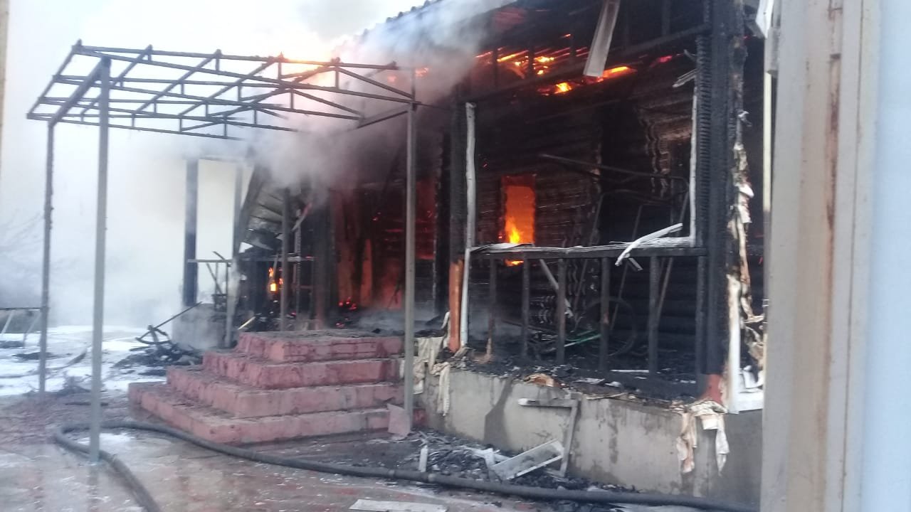 Под Омском пламя за полночи поглотило один дом и приготовилось уничтожить второй Под Омском пламя за полночи поглотило один дом и приготовилось уничтожить второй
