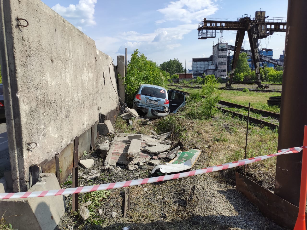 Омичка жестко расхлестала свою иномарку о бетонную стену в промзоне Омичка жестко расхлестала свою иномарку о бетонную стену в промзоне
