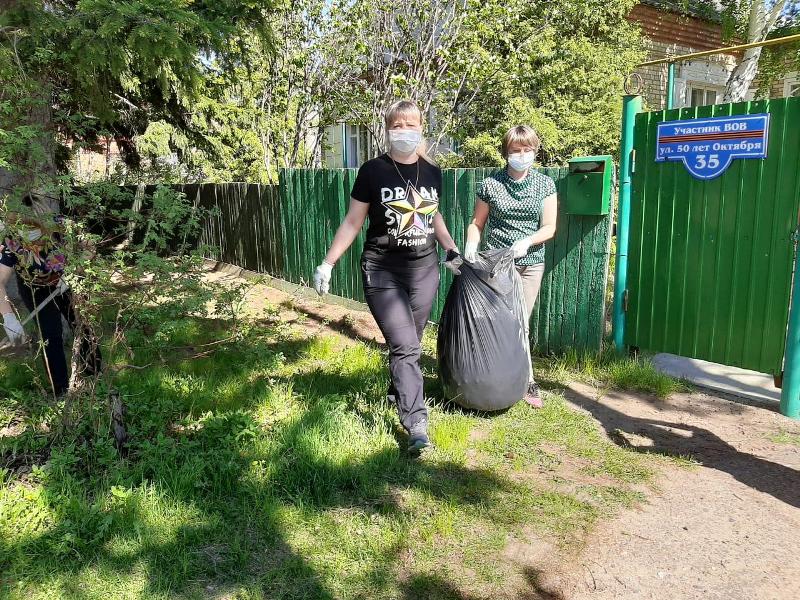 Волонтеры Омского района провели уборку во дворах у ветеранов Волонтеры Омского района провели уборку во дворах у ветеранов