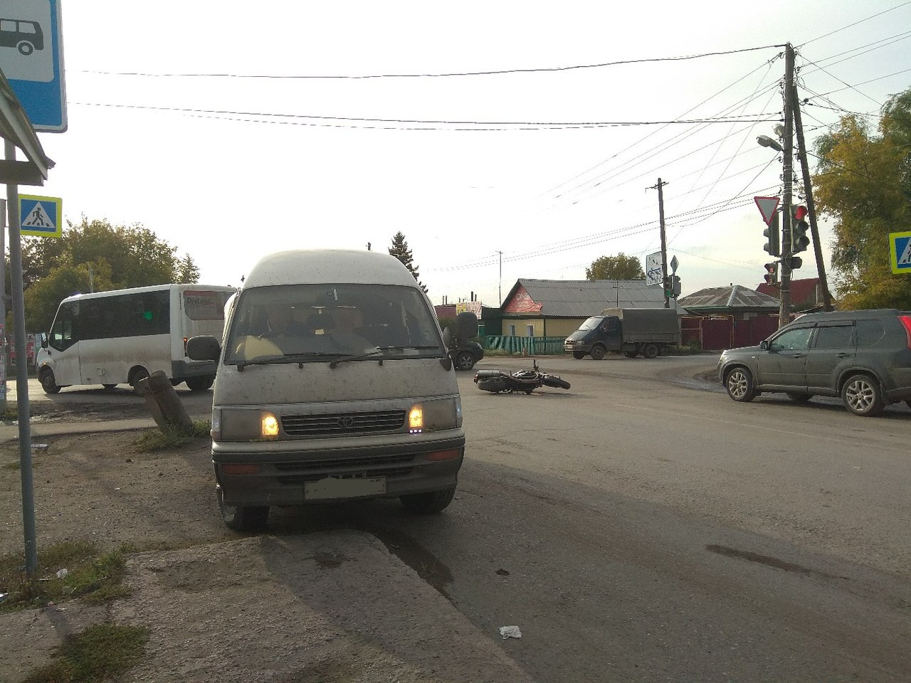 В Кировском округе мотоциклист влетел в маршрутку с пассажирами - ФОТО В Кировском округе мотоциклист влетел в маршрутку с пассажирами - ФОТО