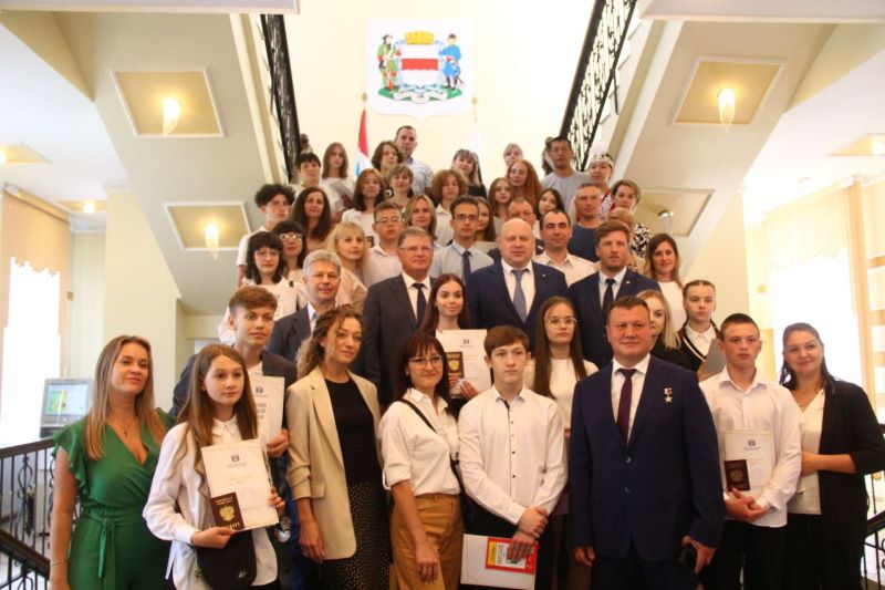 Мэр Шелест и спикер горсовета Корбут вручили паспорта молодым омичам Мэр Шелест и спикер горсовета Корбут вручили паспорта молодым омичам