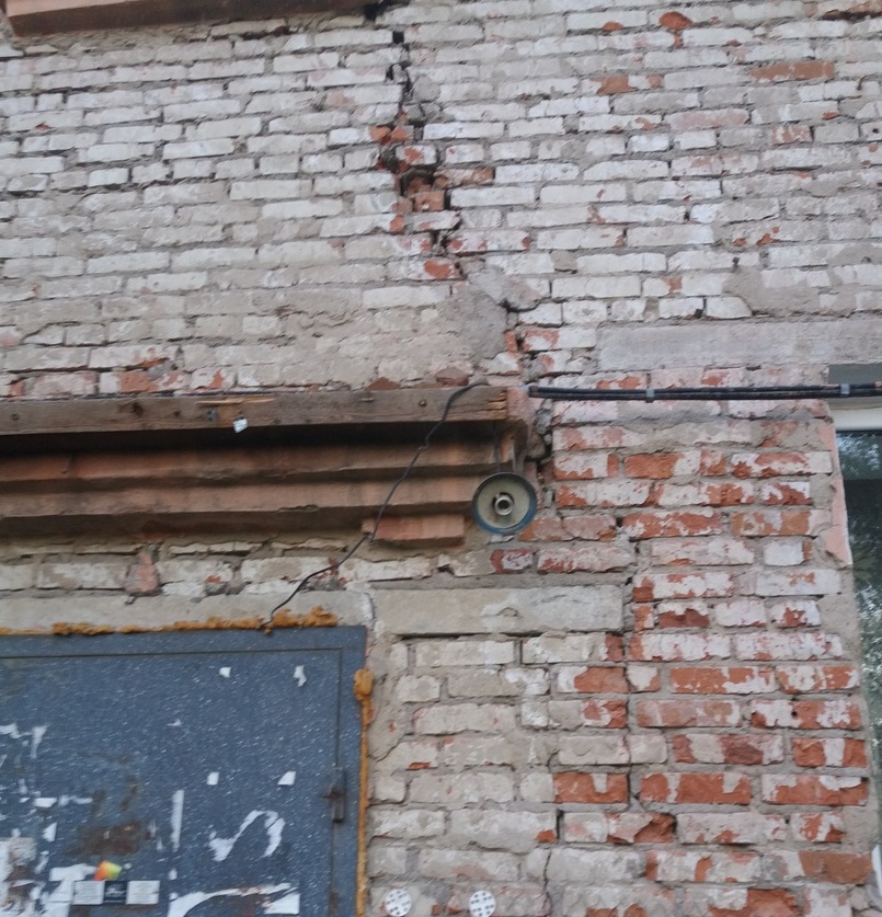 В Омске разрушающийся дом «починили» монтажной пеной В Омске разрушающийся дом «починили» монтажной пеной