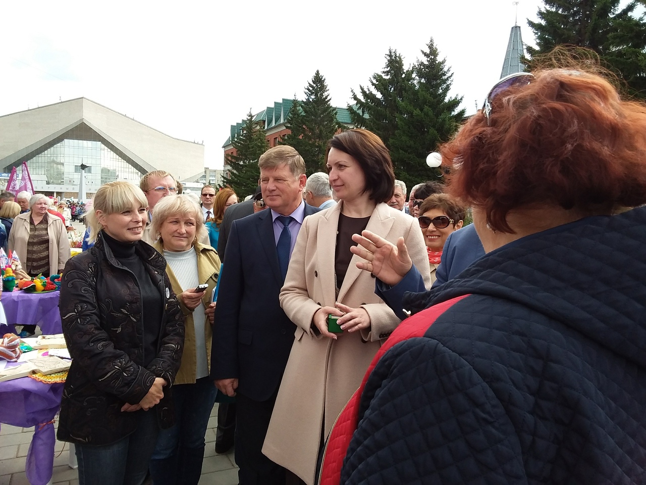 Омским депутатам устроили экскурсию по возрожденному бульвару Мартынова Омским депутатам устроили экскурсию по возрожденному бульвару Мартынова