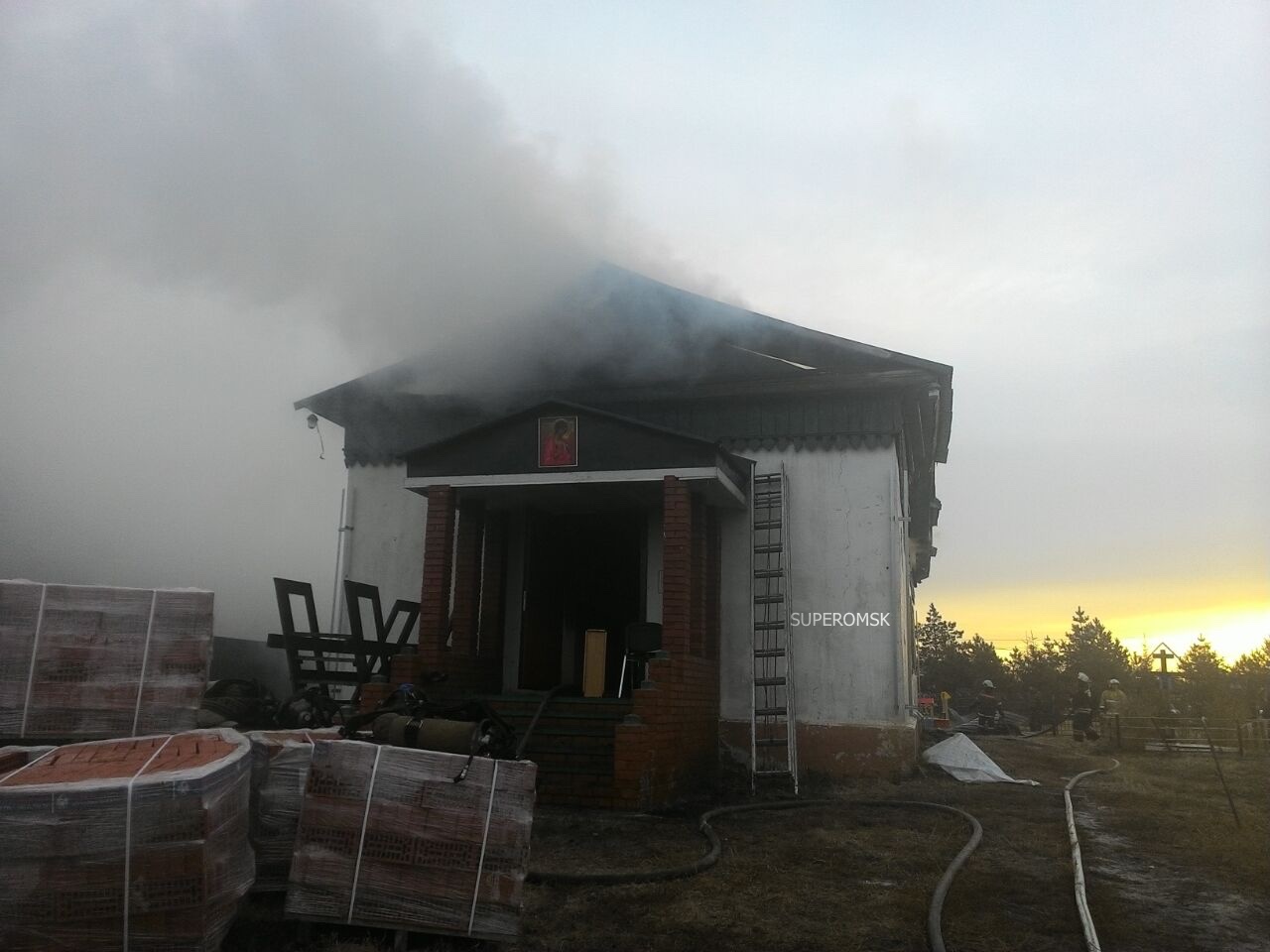 Под Омском горит храм Архангела Михаила