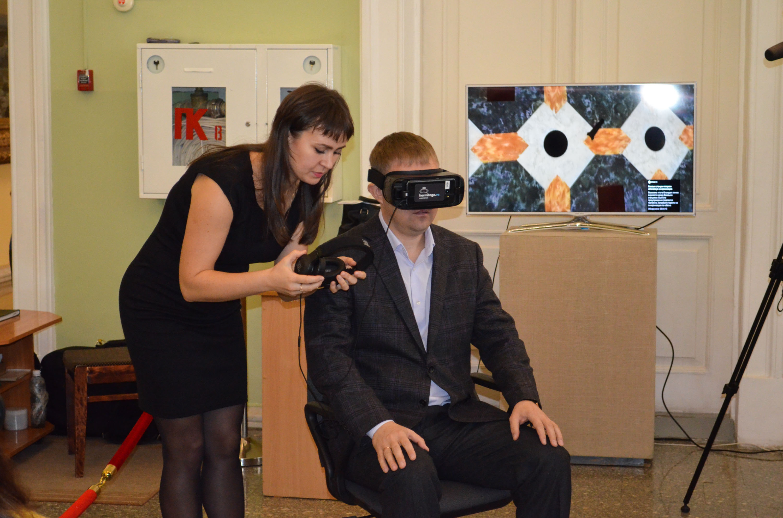 Министр культуры Омской области примерил очки виртуальной реальности Министр культуры Омской области примерил очки виртуальной реальности