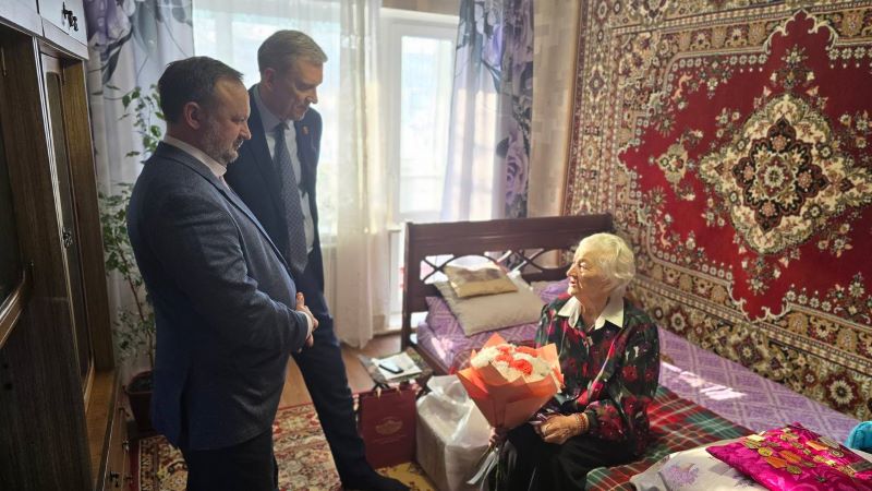 Александр Артемов и Геннадий Долматов вручили омичам медали к 80-летию Победы Александр Артемов и Геннадий Долматов вручили омичам медали к 80-летию Победы