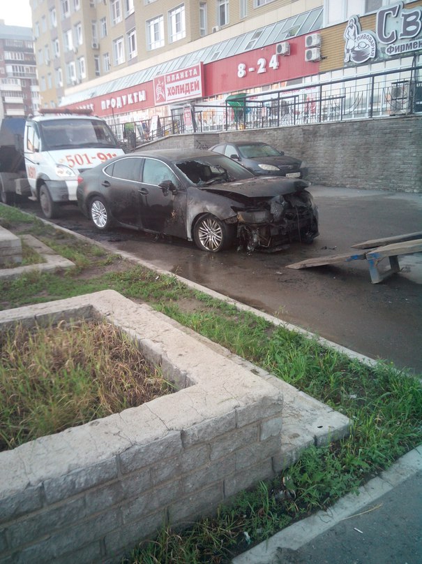 В Омске ночью возле дома на ул. Жукова сгорели Lexus и Mercedes В Омске ночью возле дома на ул. Жукова сгорели Lexus и Mercedes