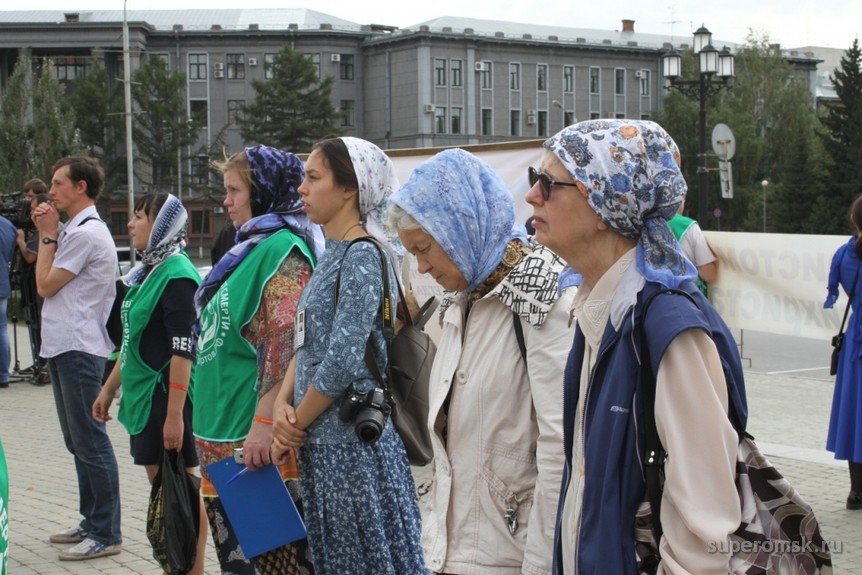 Православные омичи вышли защитить христианские святыни (ФОТОРЕПОРТАЖ) Православные омичи вышли защитить христианские святыни (ФОТОРЕПОРТАЖ)