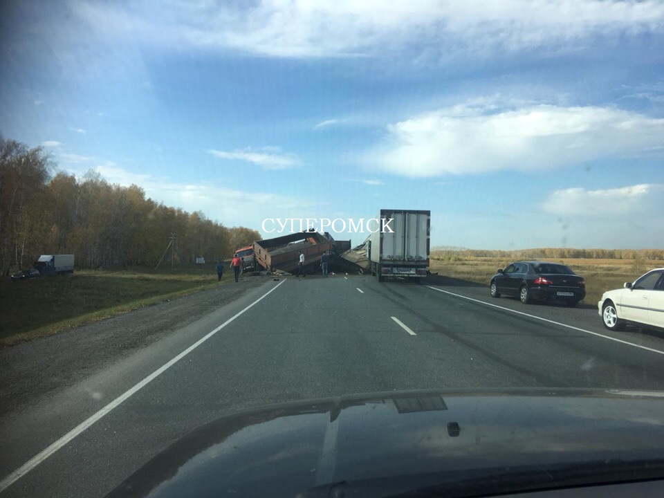 Жуткое ДТП из грузовиков перекрыло трассу Омск - Новосибирск Жуткое ДТП из грузовиков перекрыло трассу Омск - Новосибирск
