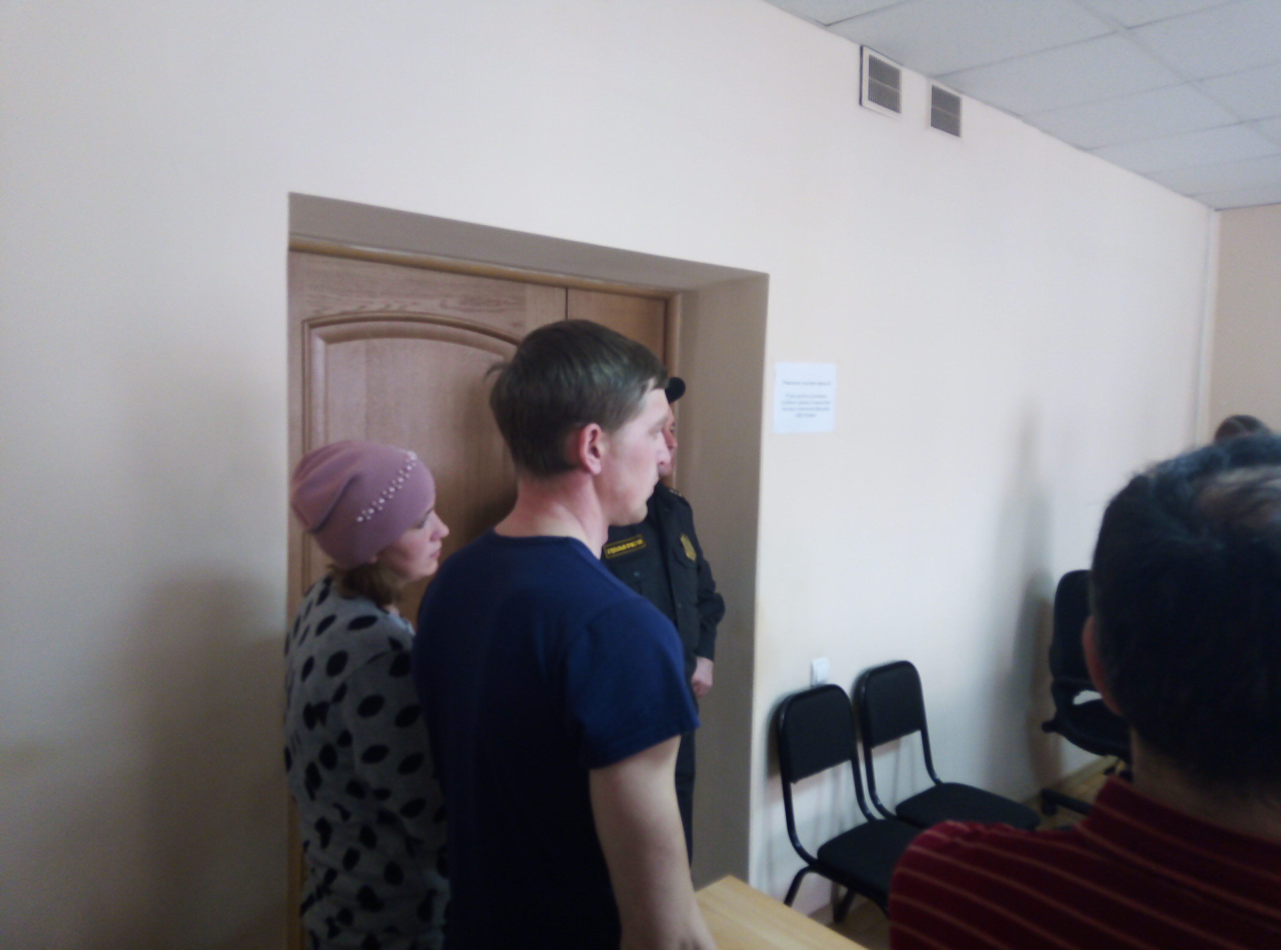 Омские банкиры и депутат выселяют из ипотечного дома многодетную семью с больным ребенком