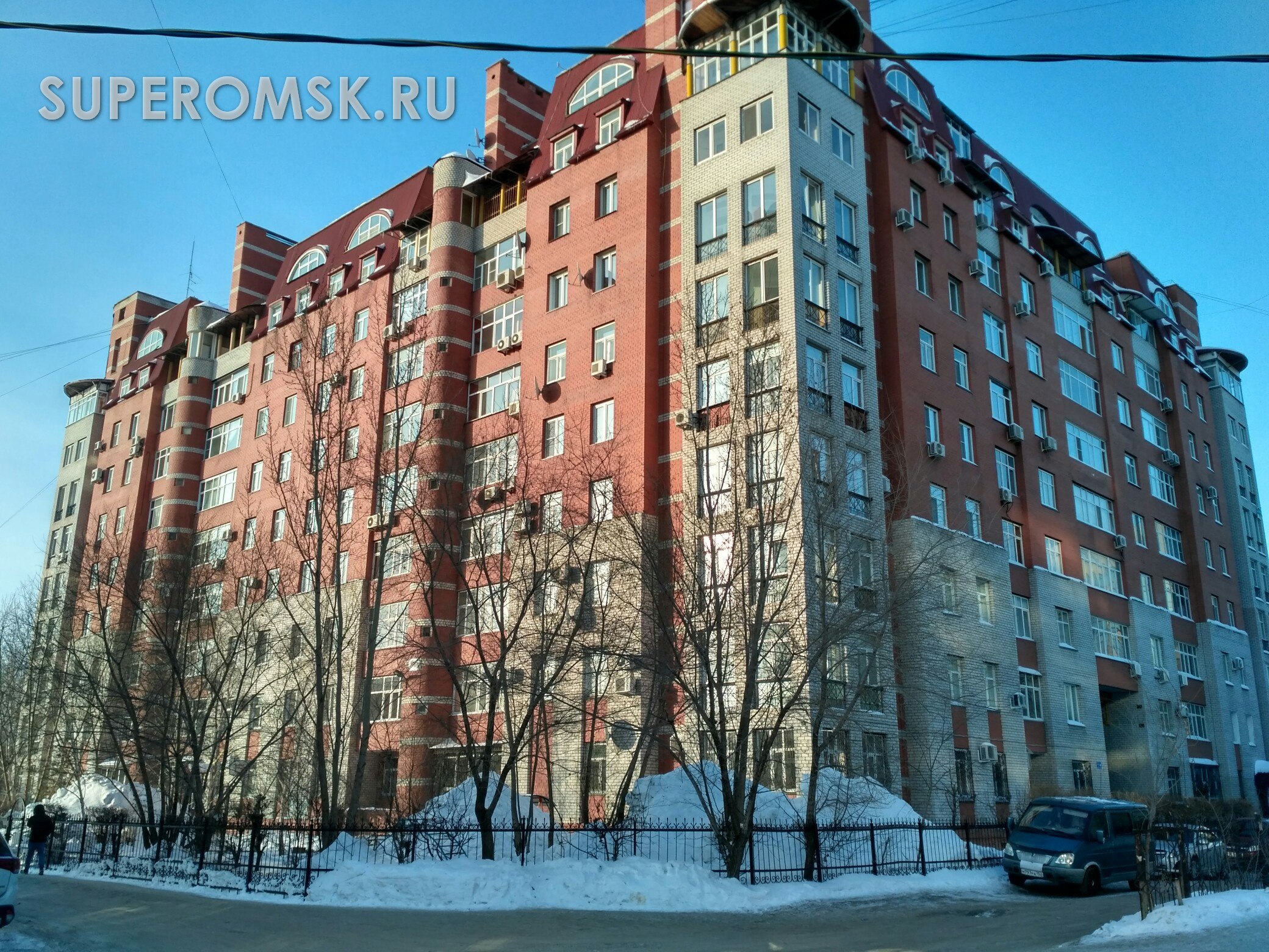 Омичка третий год борется против «судейского» дома, перегородившего дорогу