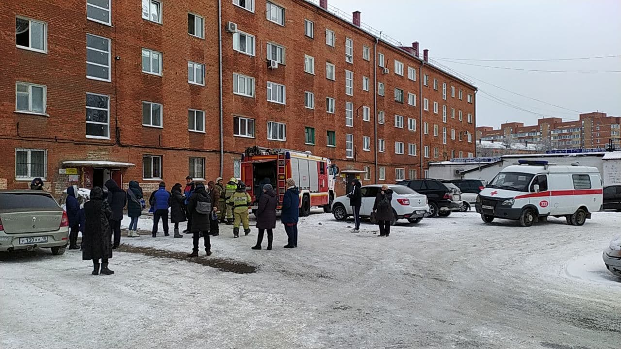 Появились фотографии пожара в омской пятиэтажке Появились фотографии пожара в омской пятиэтажке