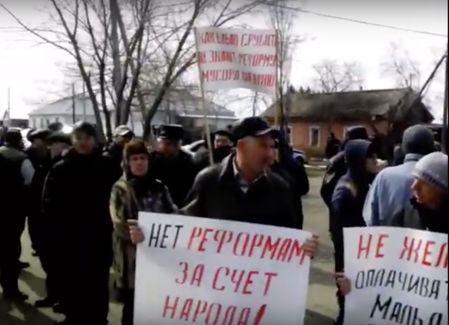 Под Омском у сгоревших контейнеров нашли обращение к «мусорной реформе» Под Омском у сгоревших контейнеров нашли обращение к «мусорной реформе»
