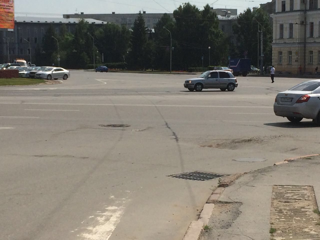 В центре Омска рядом с трактиром «Дубравушка» просел асфальт В центре Омска рядом с трактиром «Дубравушка» просел асфальт