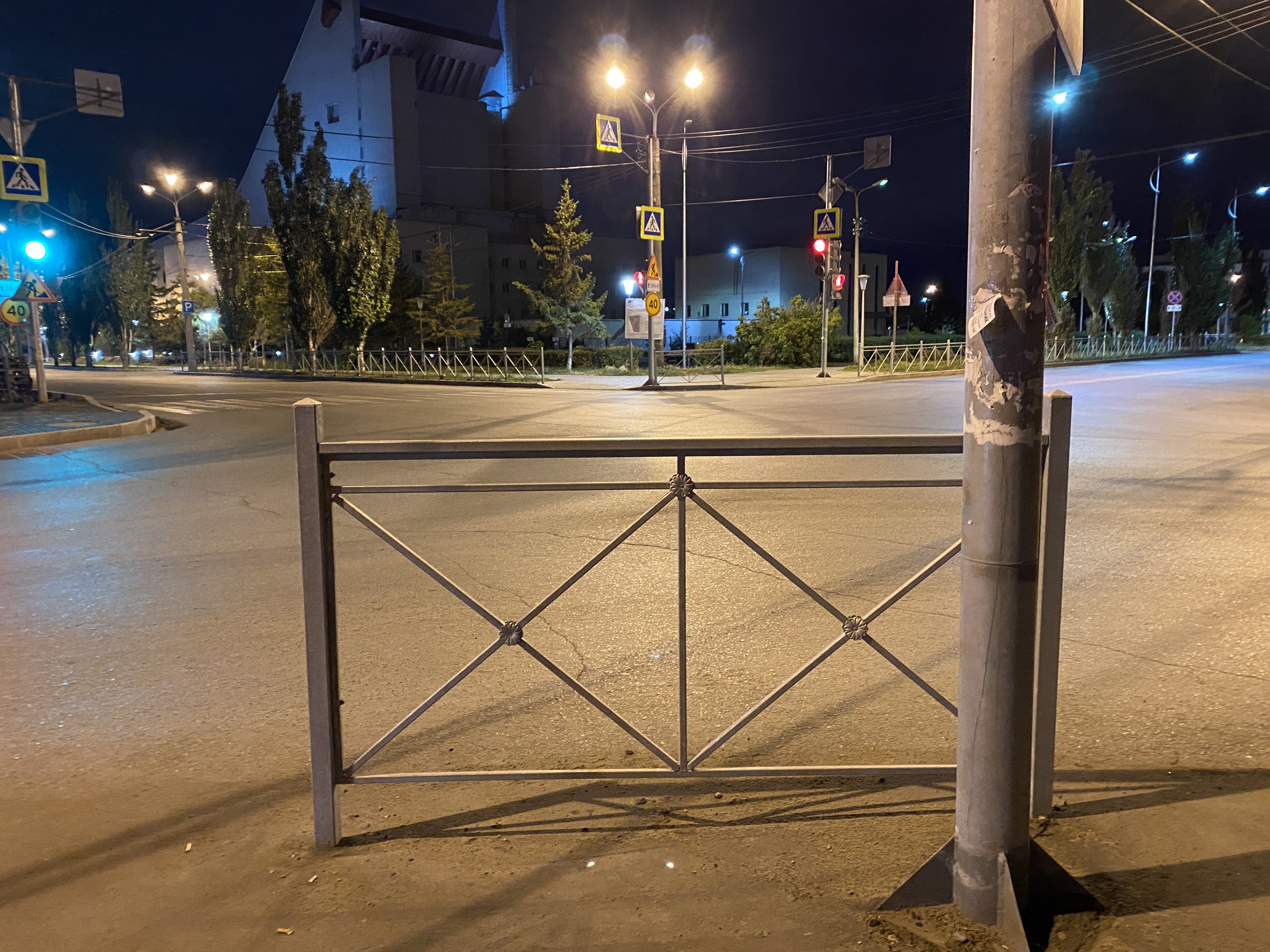 В Омске у музыкального театра снесли пешеходные ограждения для монтажа новых В Омске у музыкального театра снесли пешеходные ограждения для монтажа новых